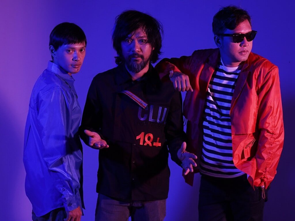 Personel Club Eighties berpose dengan latar berwarna biru